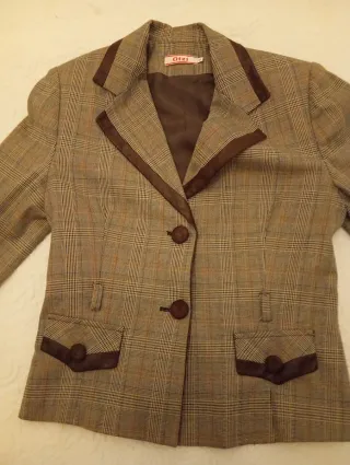 Chaqueta elegante cuadros beige y marrón