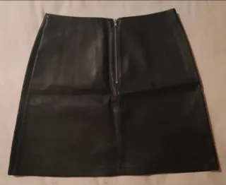 Minifalda negra efecto piel