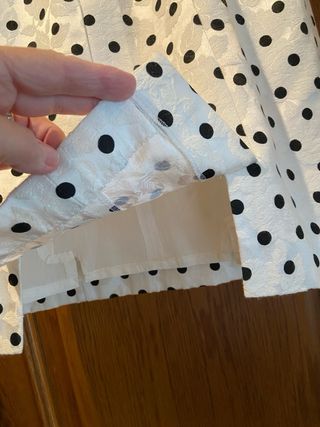 Falda recta lunares blanco y negro con aberturas .