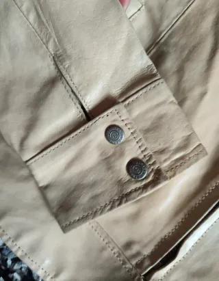 Cazadora cuero beige Bershka