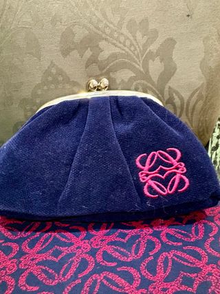 Monedero Loewe azul con logo rosa