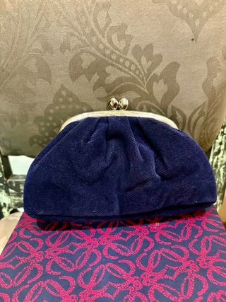 Monedero Loewe azul con logo rosa