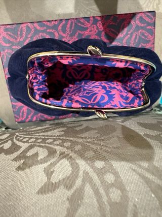 Monedero Loewe azul con logo rosa