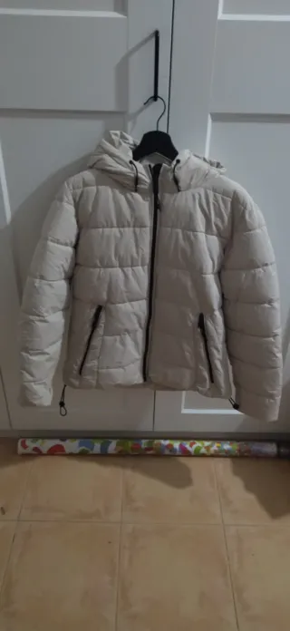 Cazadora acolchada con capucha