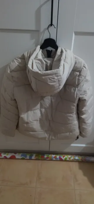 Cazadora acolchada con capucha