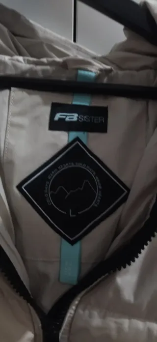 Cazadora acolchada con capucha