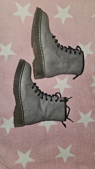 Botas grises con cordones