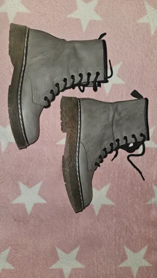 Botas grises con cordones