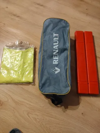 BOLSA RENAULT, TRIANGULOS Y CHALECO