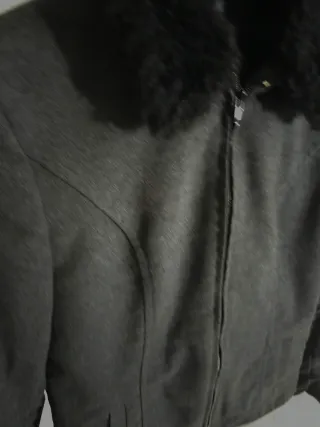 Chaqueta gris invierno con cuello de pelo T. 38