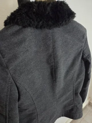 Chaqueta gris invierno con cuello de pelo T. 38