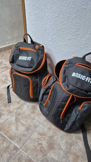 Mochilas Basic Fit Negras y Naranjas
