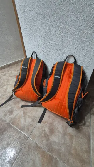 Mochilas Basic Fit Negras y Naranjas