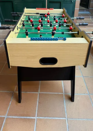 Futbolín de madera y metal