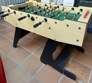 Futbolín de madera y metal
