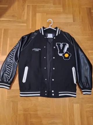 Bomber negra con mangas efecto piel