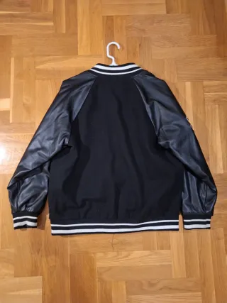 Bomber negra con mangas efecto piel