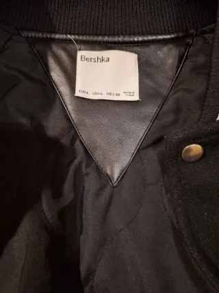 Bomber negra con mangas efecto piel