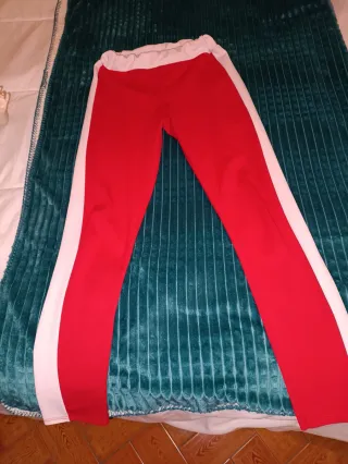 Pantalones rojos y blancos