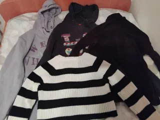 Confezione di felpe e maglioni