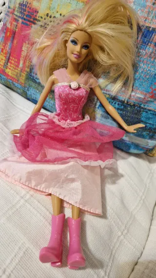 Barbie Mattel con abito rosa brillante e stivali