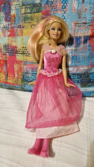 Barbie Mattel con abito rosa brillante e stivali