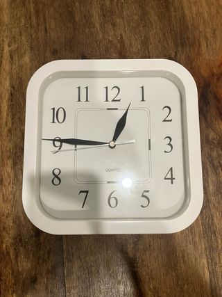 Reloj de pared blanco