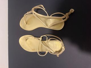 Sandalias Parfois doradas planas con tiras nº39