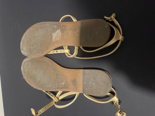 Sandalias Parfois doradas planas con tiras nº39