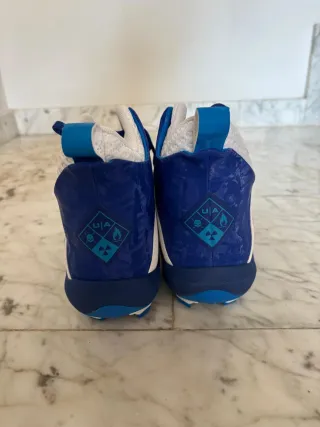 Tacos de béisbol Under Armour blancos y azules