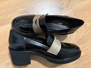 Mocasines tacón ancho Castañer negros y beige