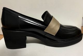 Mocasines tacón ancho Castañer negros y beige