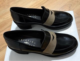 Mocasines tacón ancho Castañer negros y beige