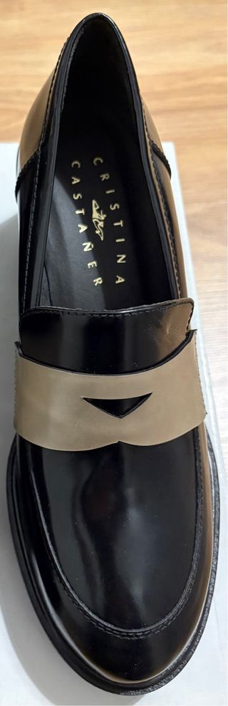 Mocasines tacón ancho Castañer negros y beige