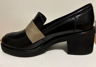 Mocasines tacón ancho Castañer negros y beige