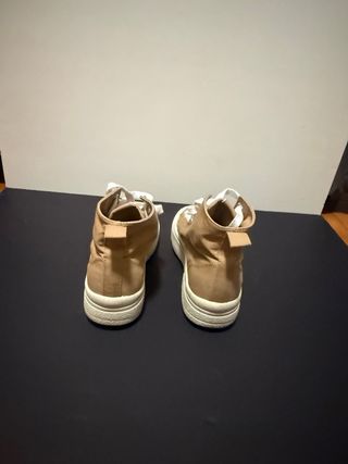 Zapatillas Stradivarius altas beige y blancas nº37