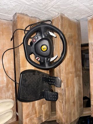 Volante Thrustmaster Ferrari + Pedali