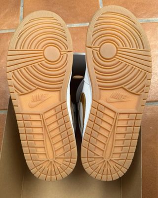 Nike Air Jordan 1 Retro High OG “White and Gold”