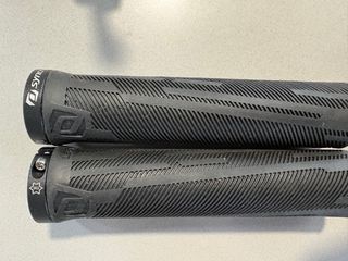 Puños Syncros MTB. Unos nuevos y otros de regalo