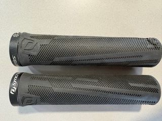 Puños Syncros MTB. Unos nuevos y otros de regalo