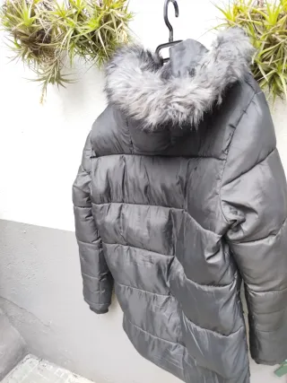 Plumífero Negro Pull and Bear con Capucha