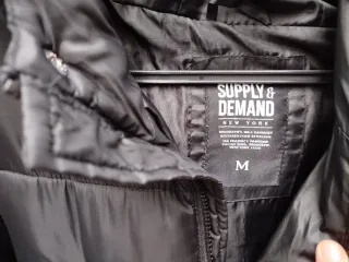 Plumífero Negro Pull and Bear con Capucha