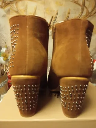 Botines Camel Tachuelas