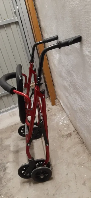 Andador con asiento rojo.