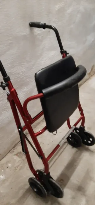 Andador con asiento rojo.