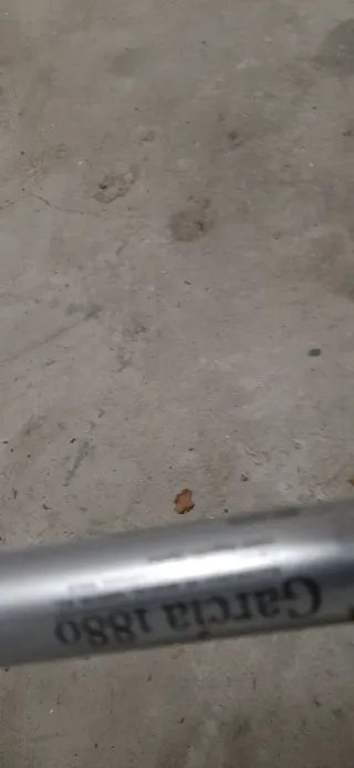 Andador con asiento rojo.