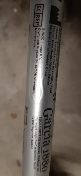 Andador con asiento rojo.