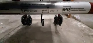 Andador con asiento rojo.