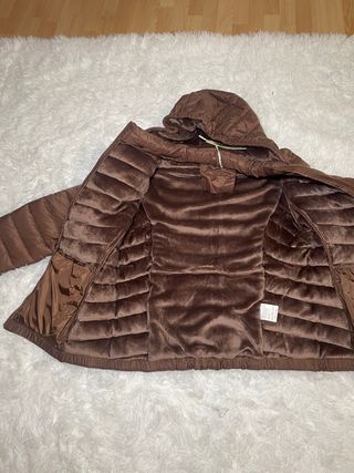 Chaqueta marrón acolchada con forro polar