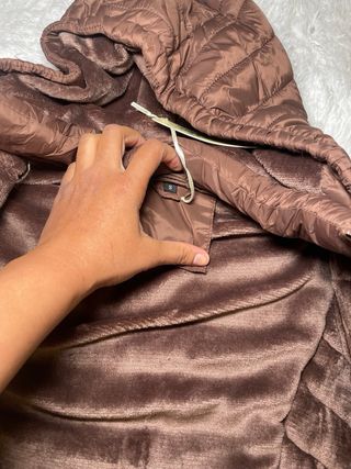 Chaqueta marrón acolchada con forro polar